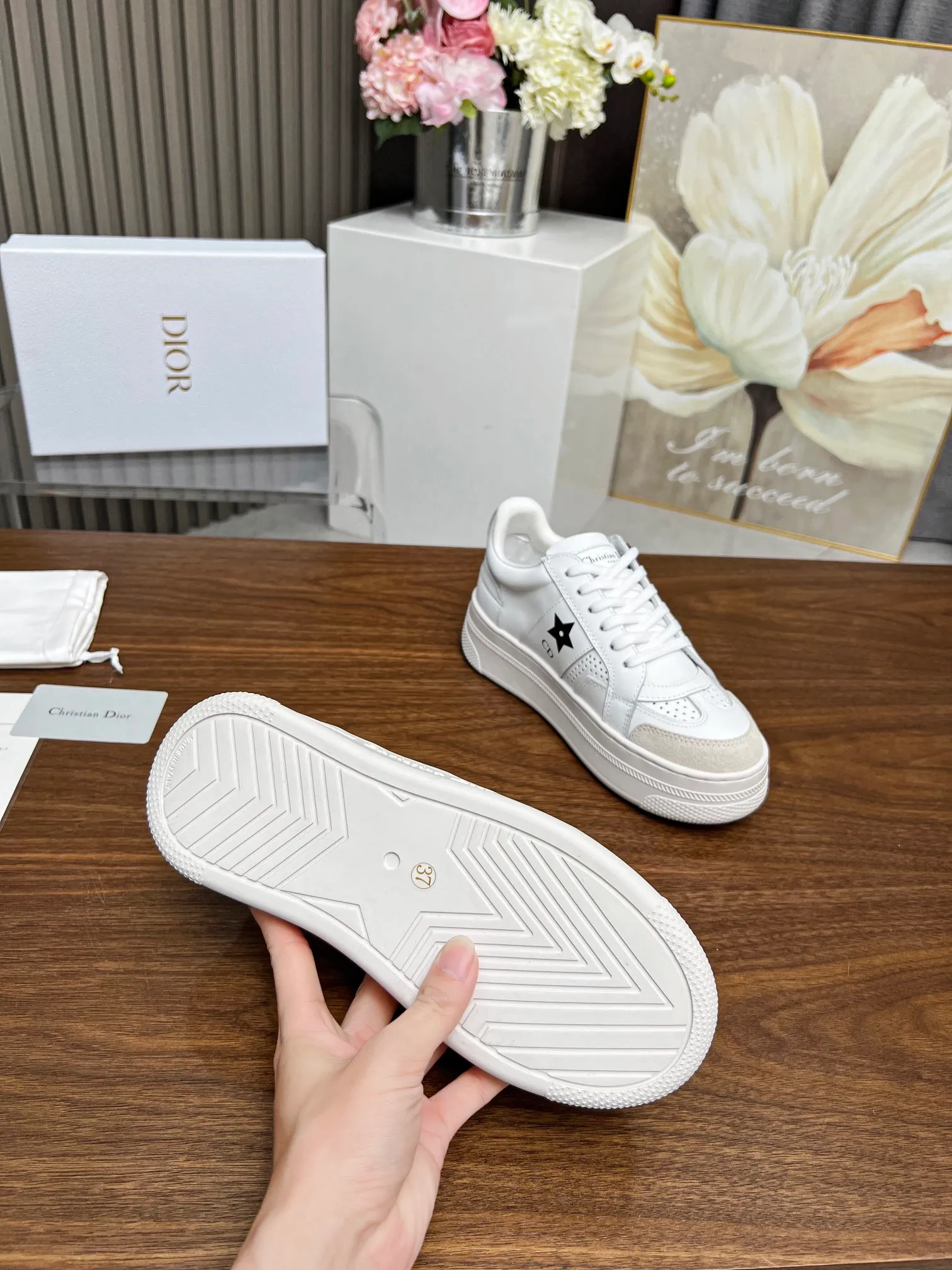 👟👟Ex-factory price 480👟👟 Women's Shoes Women's Clothing Women's Shoes Factory Dior's 2024 new Lucky Star, star sneakers, improve the signature line of modern style. The upper is carefully crafted from white calfskin, with matching suede calfskin panels on the front, and black CD signatures and star patterns on both sides, highlighting its unique charm. With a thick yet ultra-light signature sole that is 5cm taller, this sneaker can be paired with casual wear all year round. Size: 35-41. Welcome to place your order in the picture above [Rose][Rose][Rose]